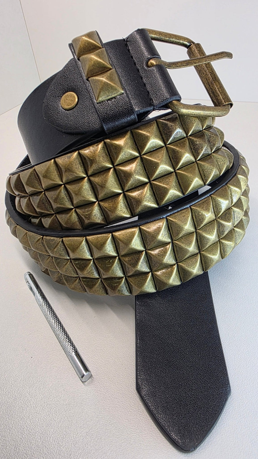 Ceinture noire 120 cm robuste et épaisse, clous serrés dorés - Metalvest
