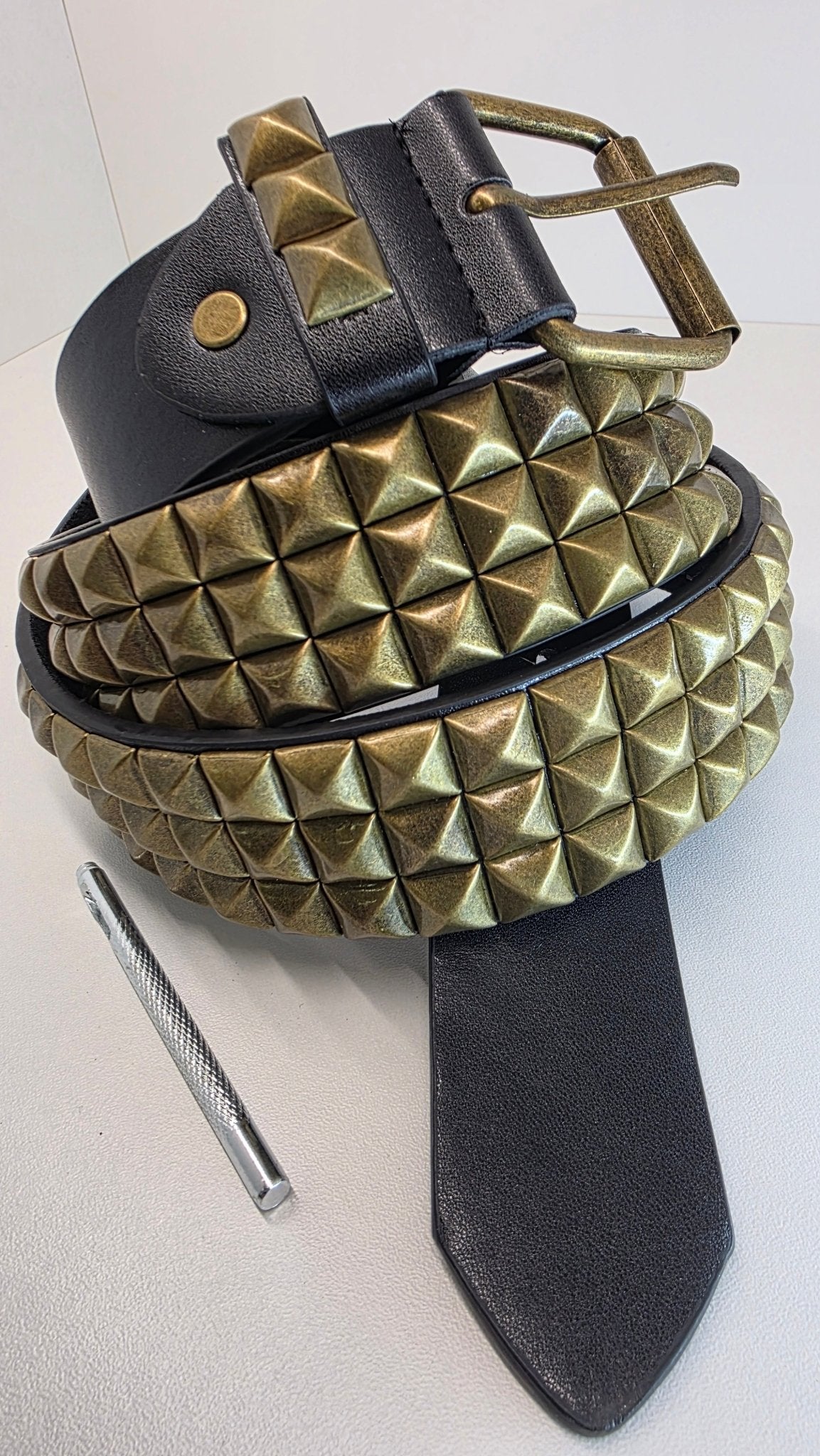 Ceinture noire 120 cm robuste et épaisse, clous serrés dorés - Metalvest