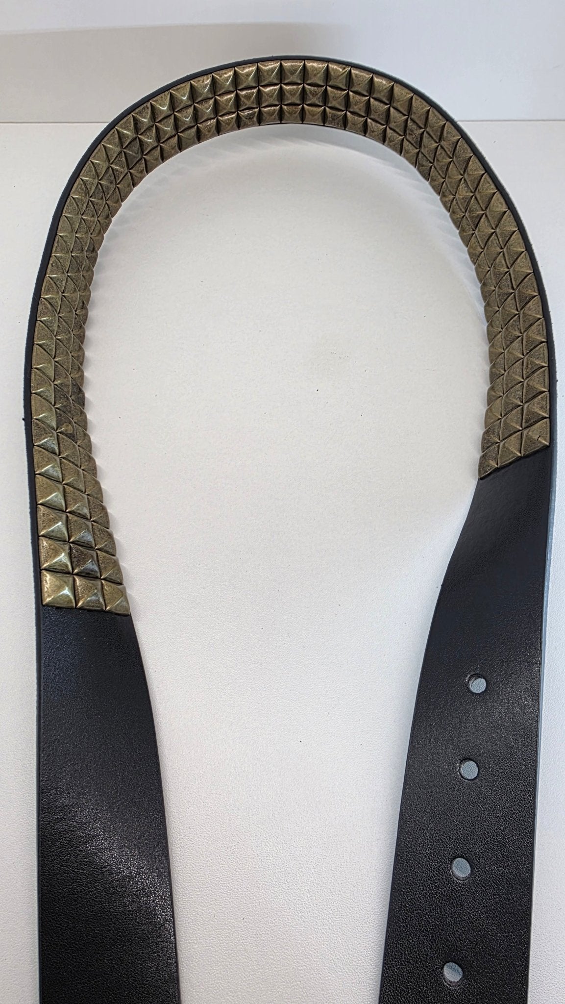 Ceinture noire 120 cm robuste et épaisse, clous serrés dorés - Metalvest