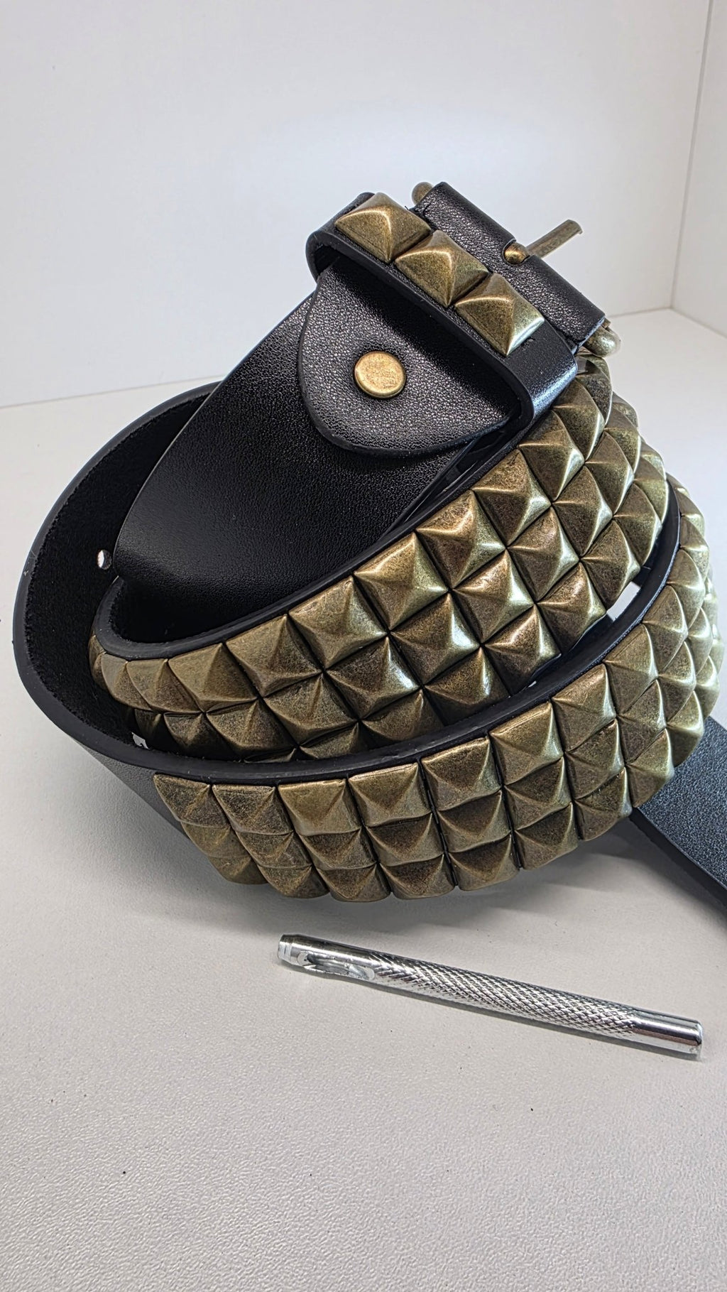 Ceinture noire 120 cm robuste et épaisse, clous serrés dorés - Metalvest