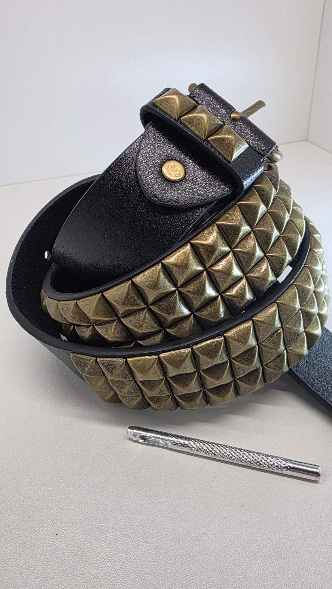 Ceinture noire 120 cm robuste et épaisse, clous serrés dorés - Metalvest