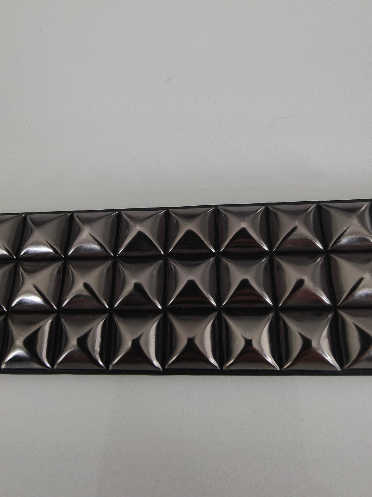 Ceinture noire 120 cm robuste et épaisse, clous serrés gris anthracite brillants et fumés - Metalvest