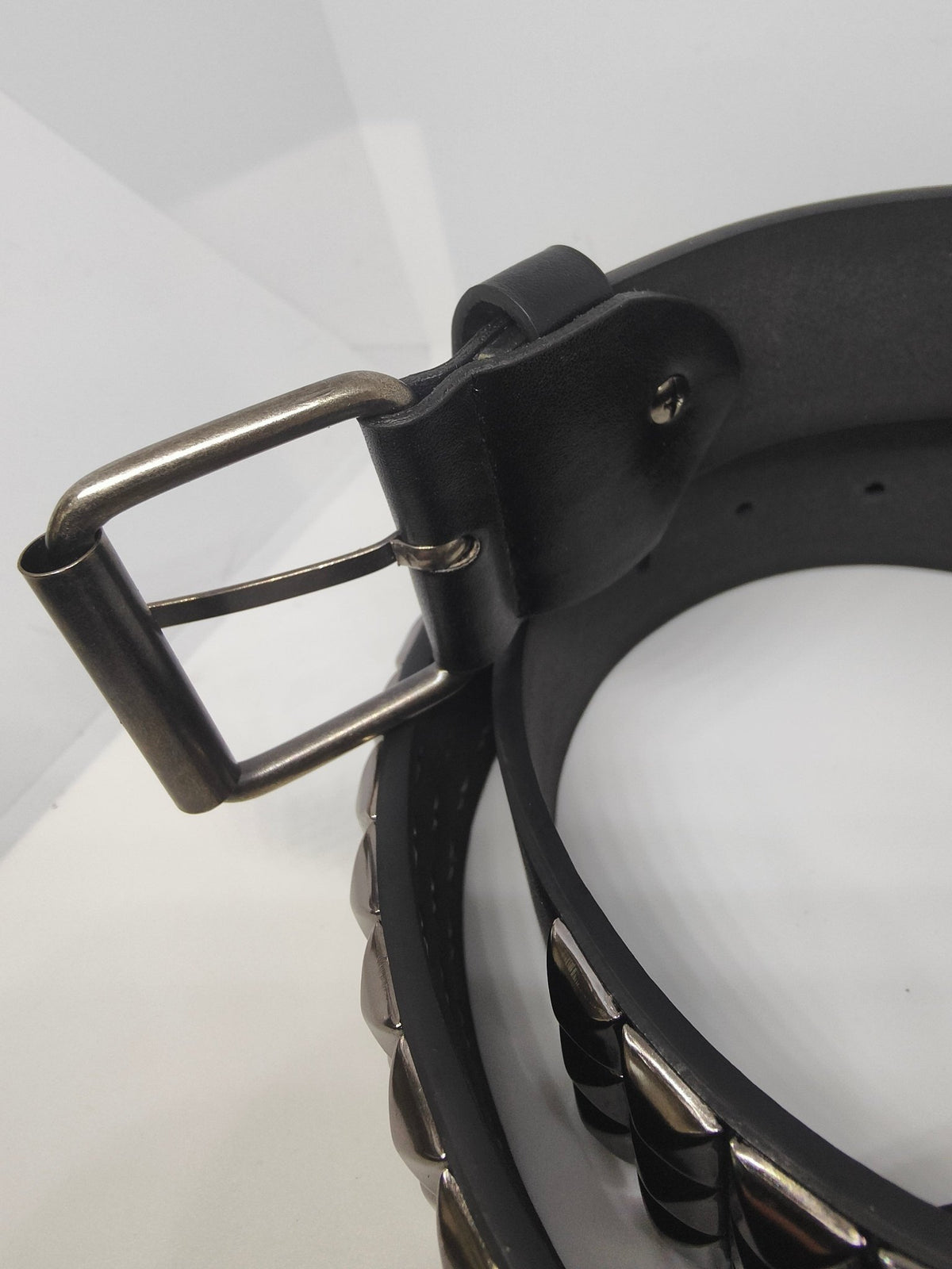 Ceinture noire 120 cm robuste et épaisse, clous serrés gris anthracite brillants et fumés - Metalvest