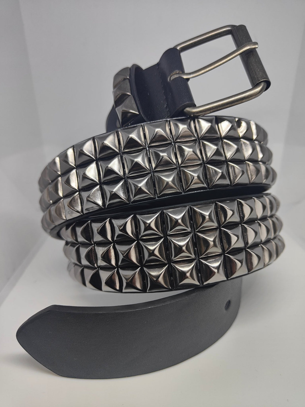 Ceinture noire 120 cm robuste et épaisse, clous serrés gris anthracite brillants et fumés - Metalvest