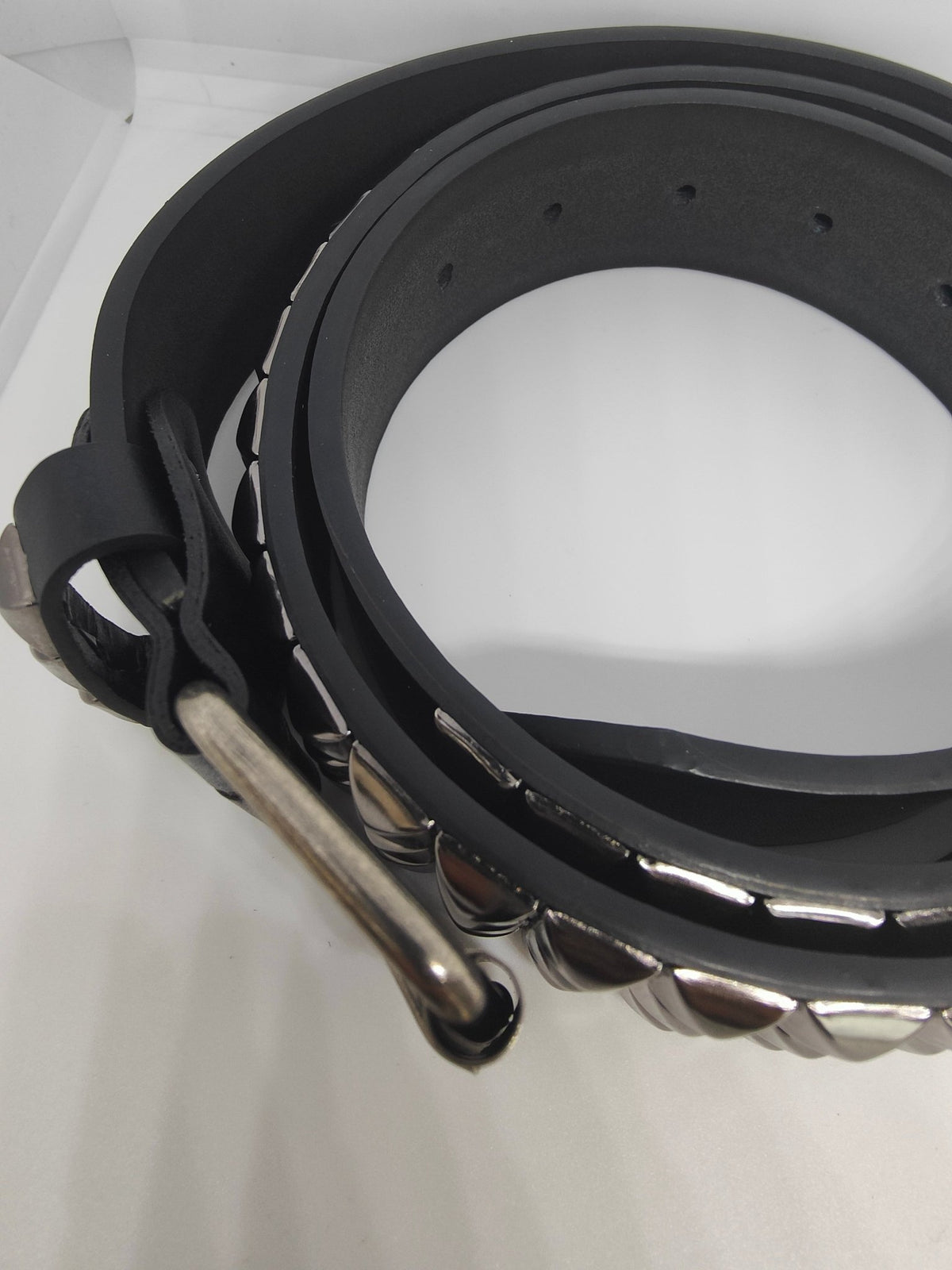 Ceinture noire 120 cm robuste et épaisse, clous serrés gris anthracite brillants et fumés - Metalvest