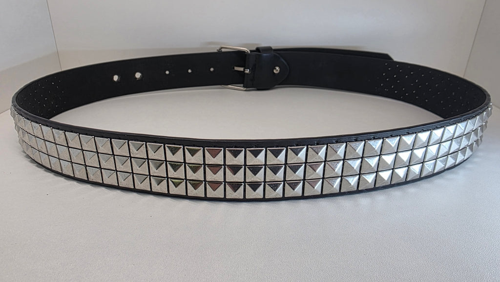 Ceinture noire cloutée 110 cm, clous pyramidaux 10 mm serrés, bout en pointe - Metalvest