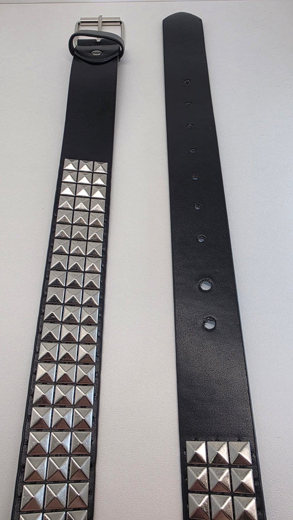 Ceinture noire cloutée 110 cm, clous pyramidaux 10 mm serrés, bout en pointe - Metalvest