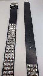 Ceinture noire cloutée 110 cm, clous pyramidaux 10 mm serrés, bout en pointe - Metalvest