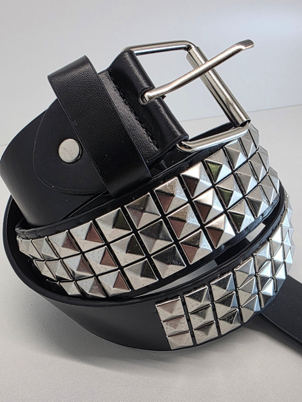 Ceinture noire cloutée 110 cm, clous pyramidaux 10 mm serrés, bout en pointe - Metalvest