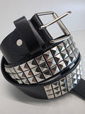 Ceinture noire cloutée 110 cm, clous pyramidaux 10 mm serrés, bout en pointe - Metalvest