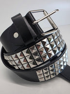 Ceinture noire cloutée 110 cm, clous pyramidaux 10 mm serrés, bout en pointe - Metalvest