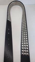 Ceinture noire cloutée 110 cm, clous pyramidaux 10 mm serrés, bout en pointe - Metalvest