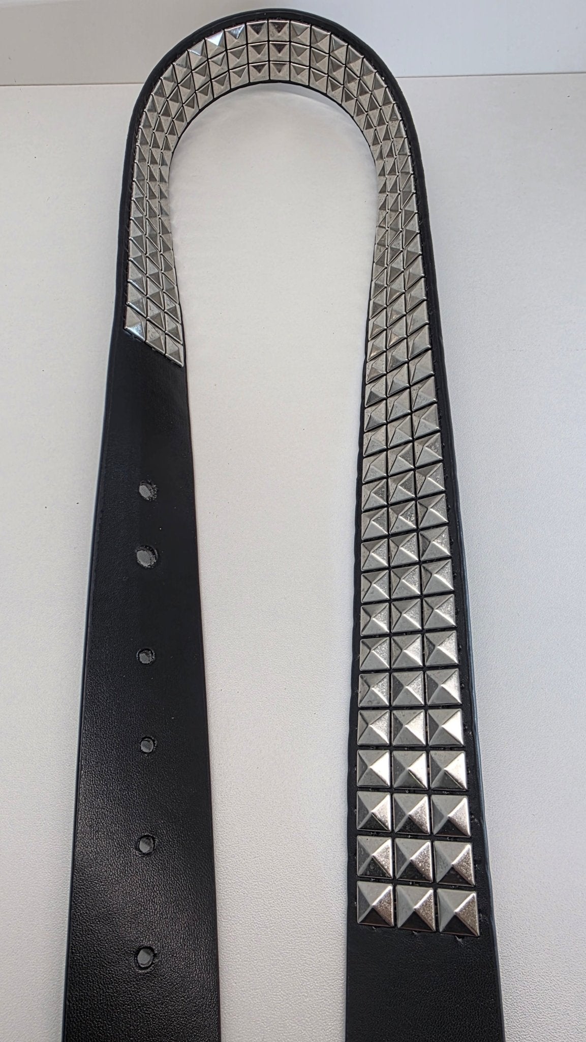 Ceinture noire cloutée 110 cm, clous pyramidaux 10 mm serrés, bout en pointe - Metalvest