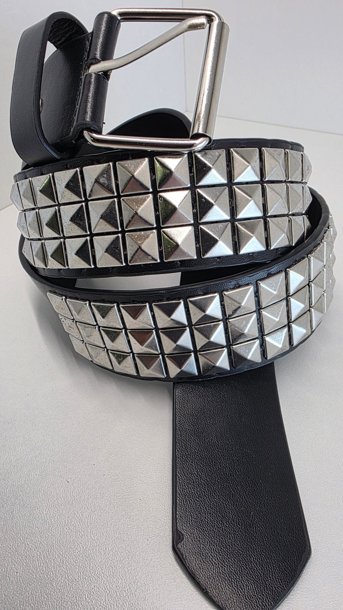 Ceinture noire cloutée 110 cm, clous pyramidaux 10 mm serrés, bout en pointe - Metalvest