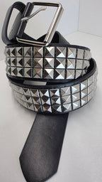 Ceinture noire cloutée 110 cm, clous pyramidaux 10 mm serrés, bout en pointe - Metalvest