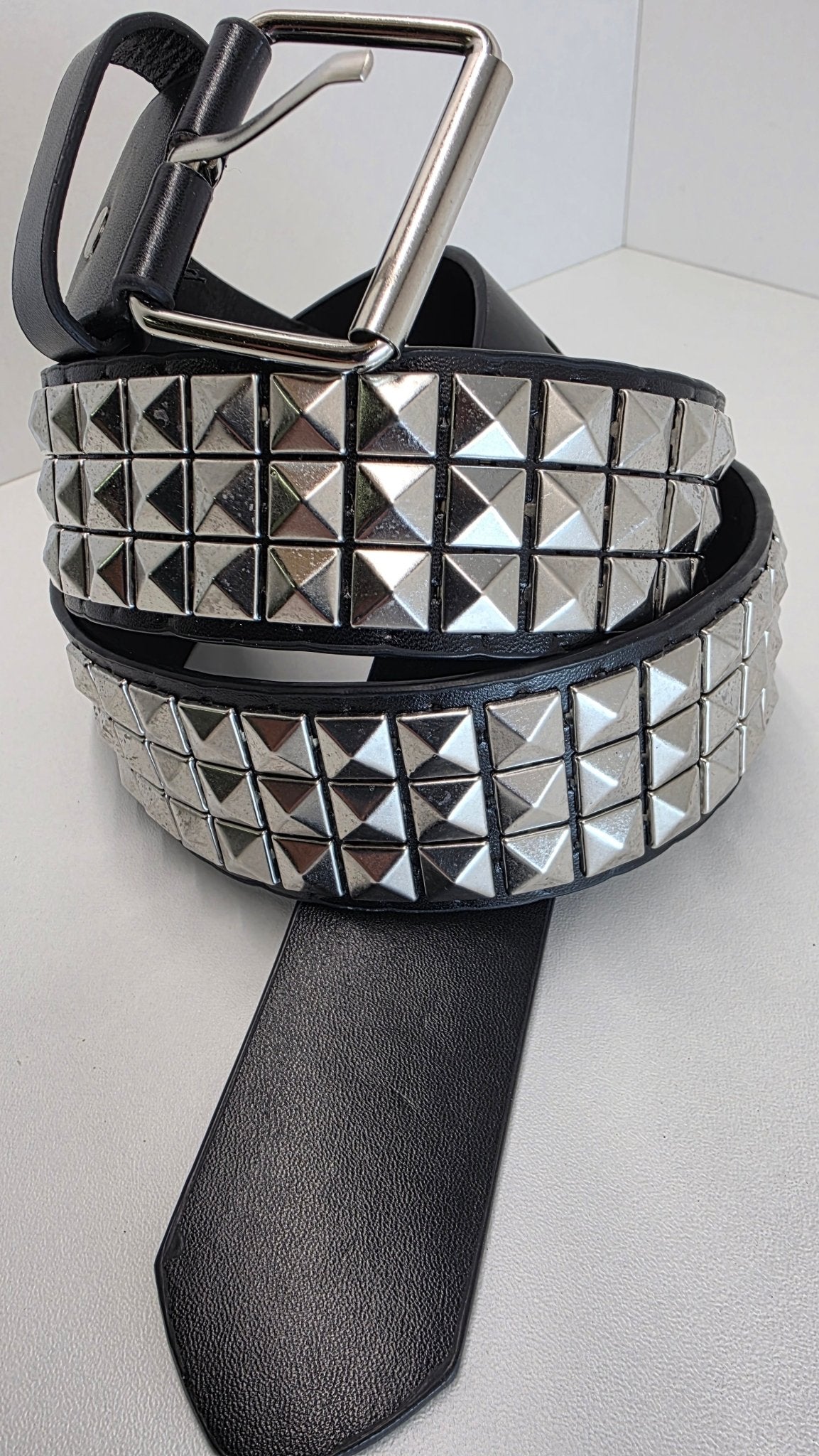 Ceinture noire cloutée 110 cm, clous pyramidaux 10 mm serrés, bout en pointe - Metalvest