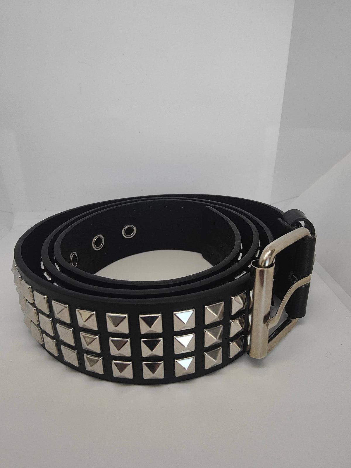 Ceinture noire cloutée, clous pyramidaux - Metalvest