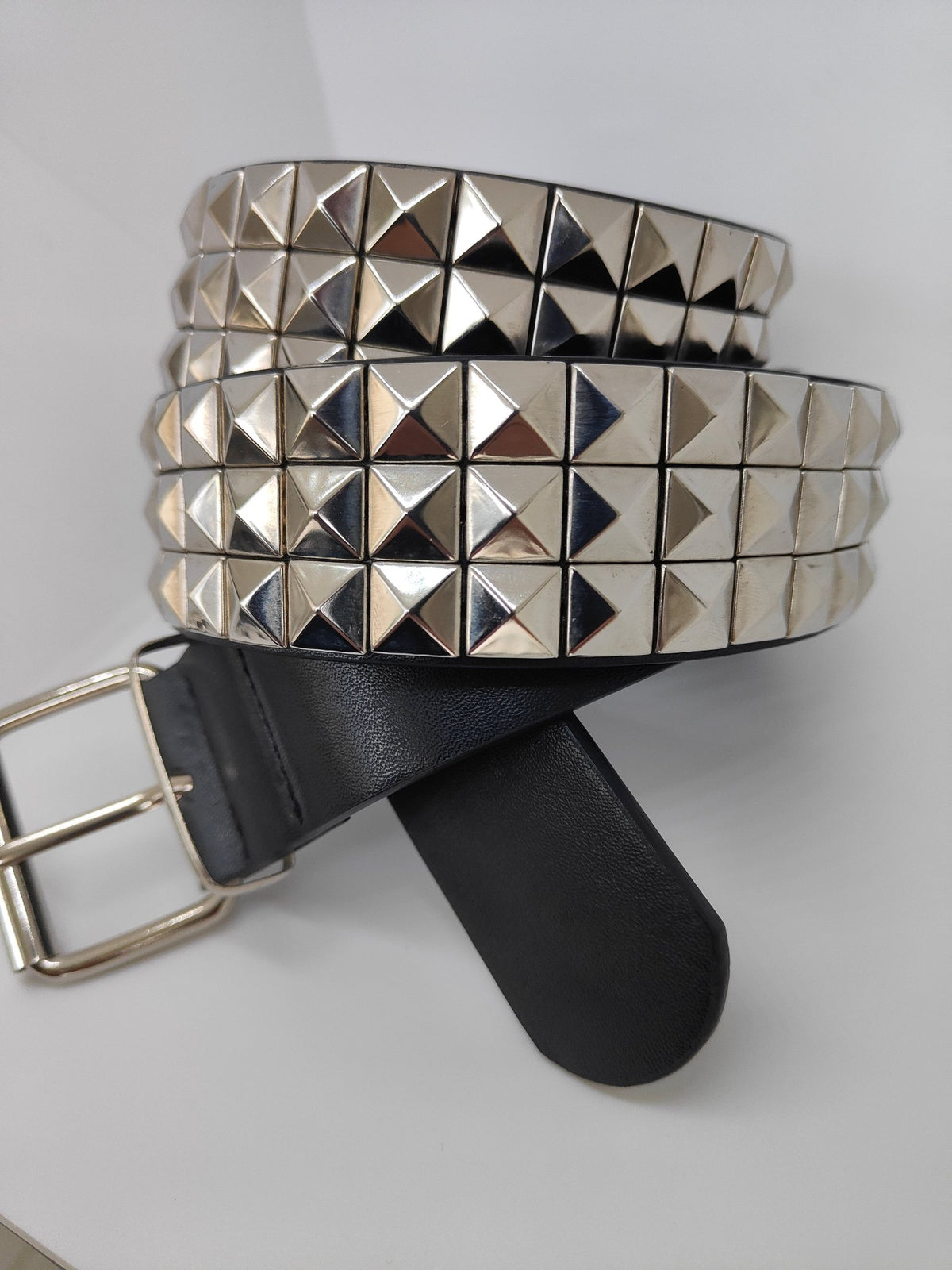 Ceinture noire premium cloutée 125 cm, clous pyramidaux 12 mm serrés - Metalvest