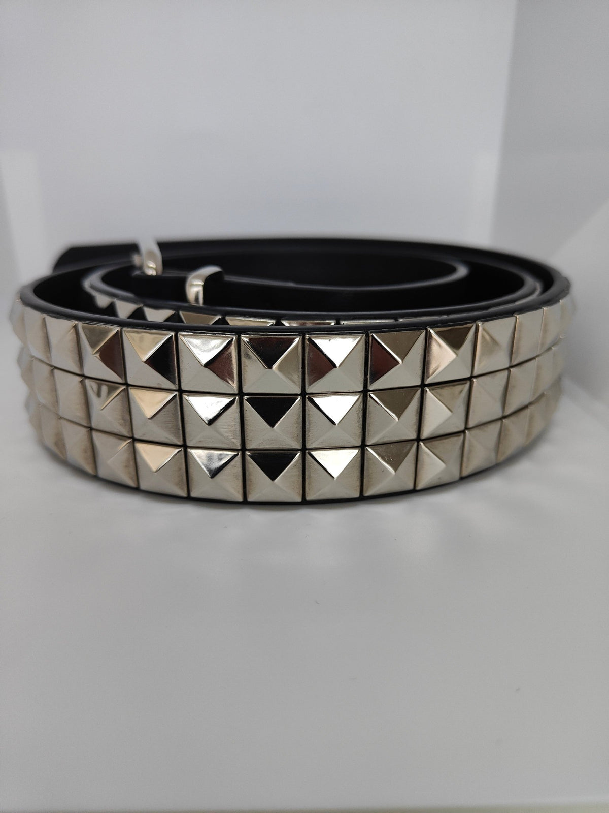 Ceinture noire premium cloutée 125 cm, clous pyramidaux 12 mm serrés - Metalvest