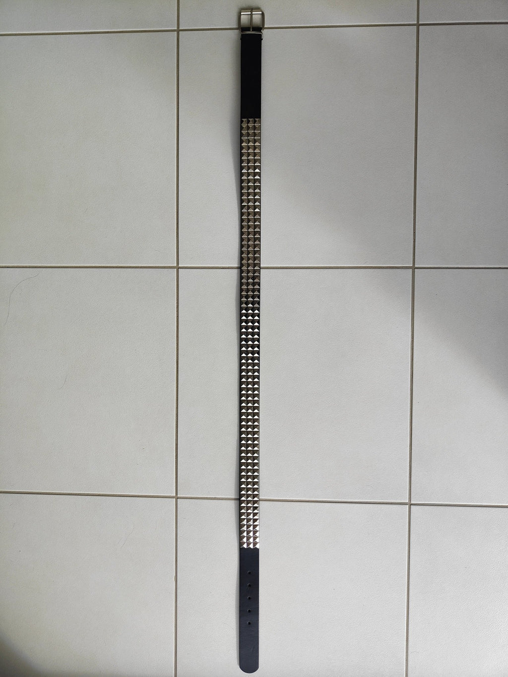 Ceinture noire premium cloutée 125 cm, clous pyramidaux 12 mm serrés - Metalvest