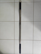 Ceinture noire premium cloutée 125 cm, clous pyramidaux 12 mm serrés - Metalvest