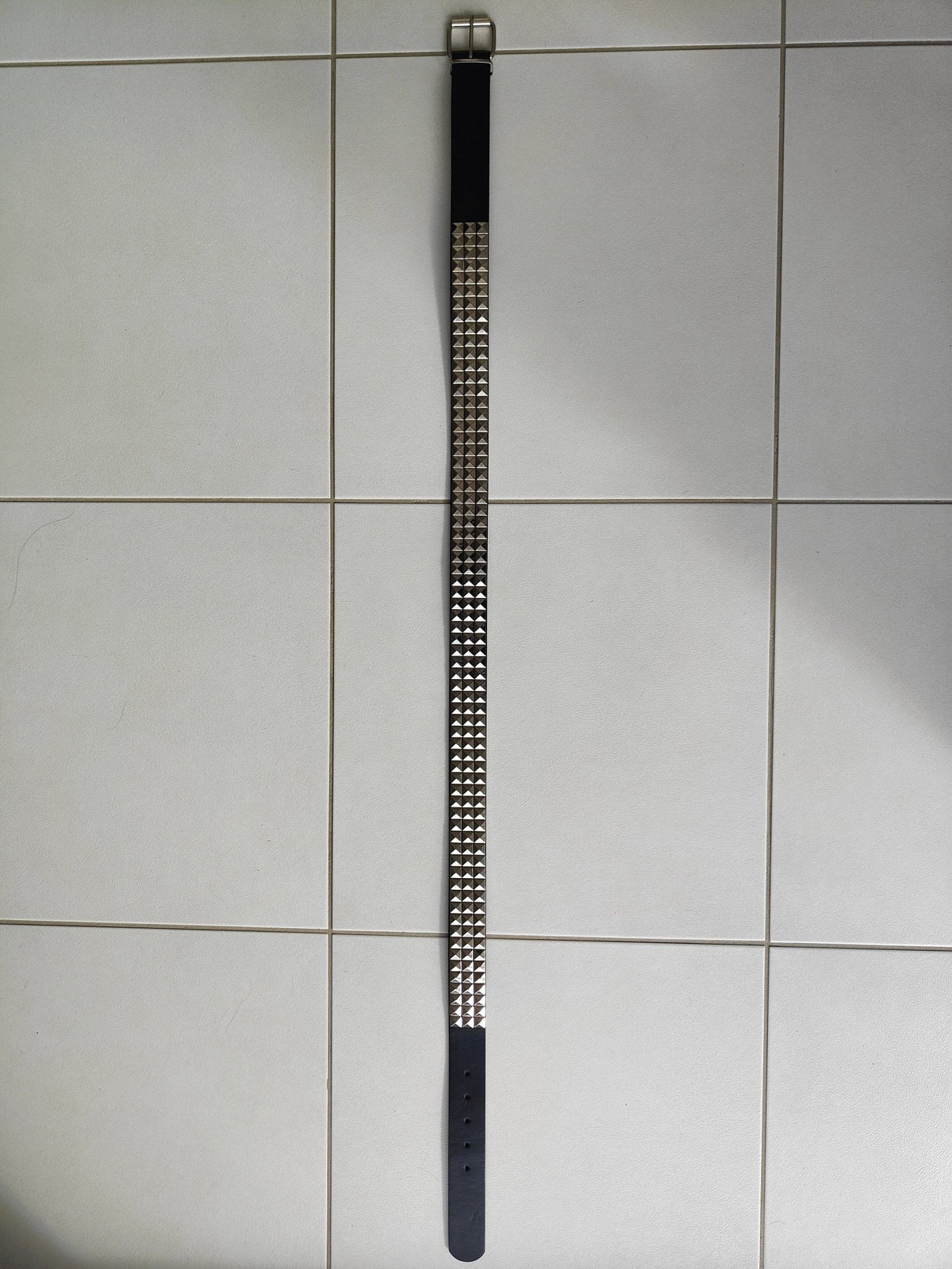 Ceinture noire premium cloutée 125 cm, clous pyramidaux 12 mm serrés - Metalvest