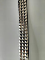 Ceinture noire premium cloutée 125 cm, clous pyramidaux 12 mm serrés - Metalvest