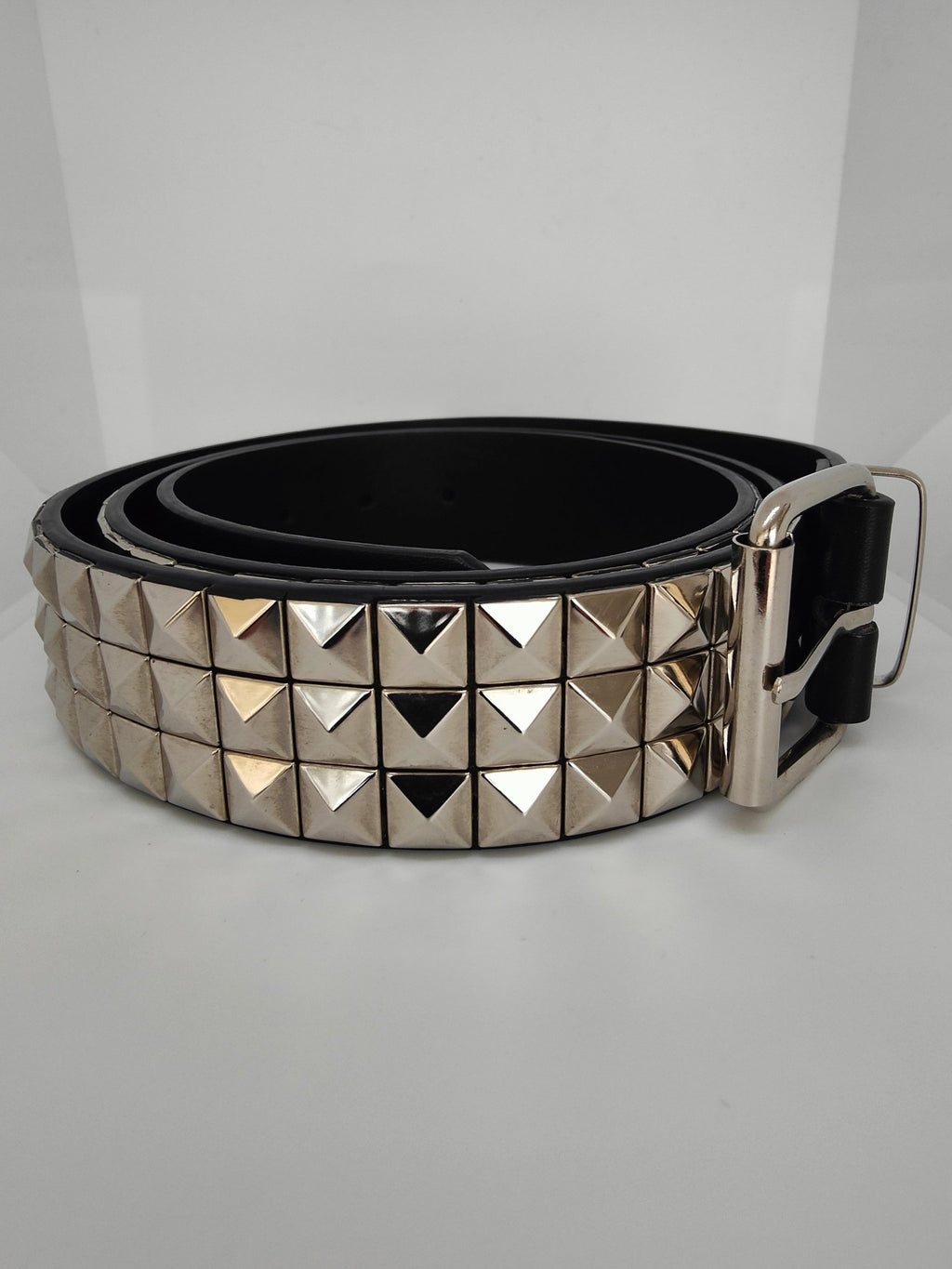 Ceinture noire premium cloutée 125 cm, clous pyramidaux 12 mm serrés - Metalvest