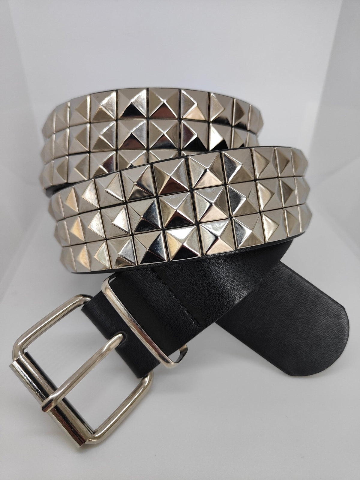 Ceinture noire premium cloutée 125 cm, clous pyramidaux 12 mm serrés - Metalvest