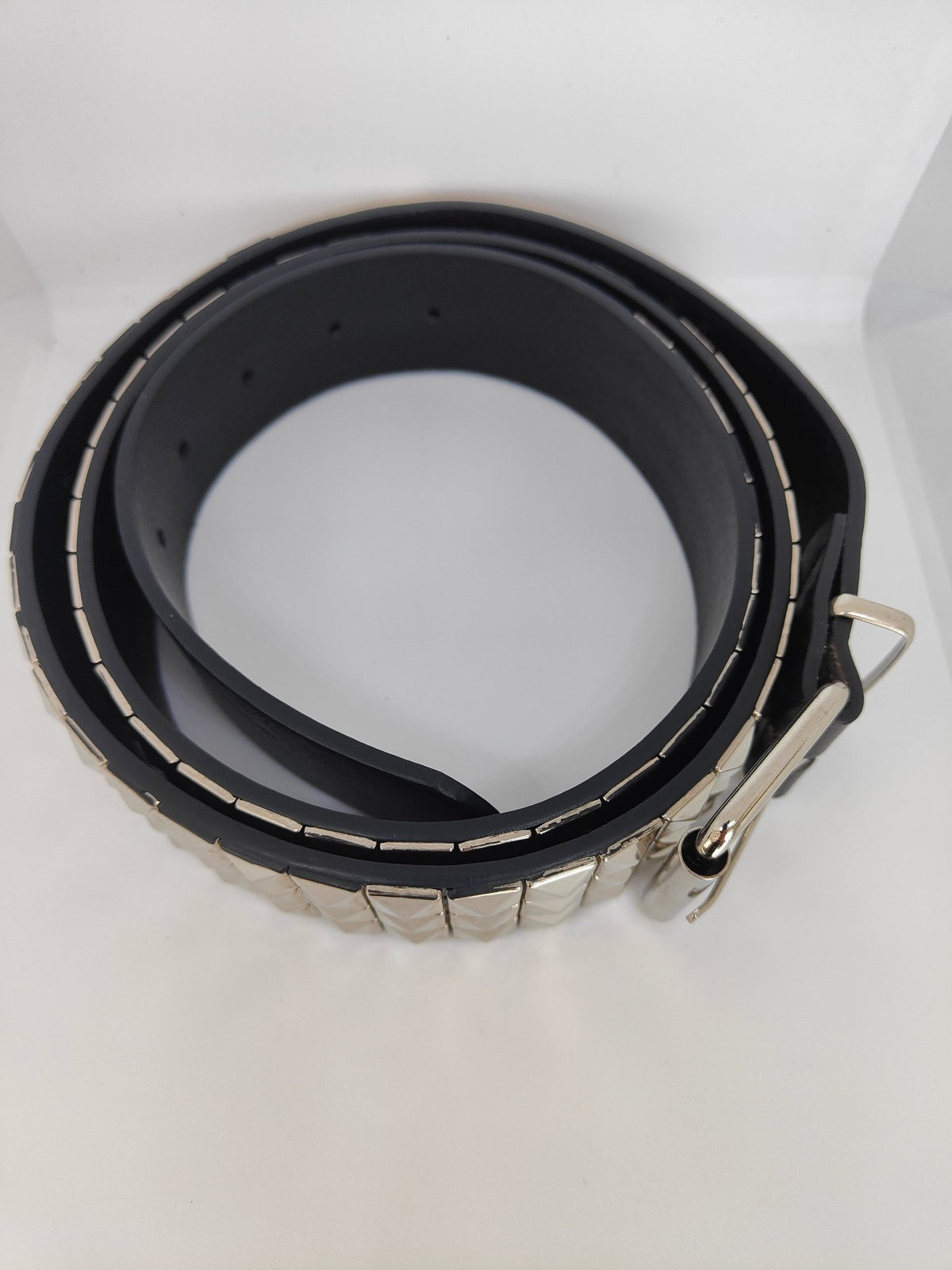 Ceinture noire premium cloutée 125 cm, clous pyramidaux 12 mm serrés - Metalvest