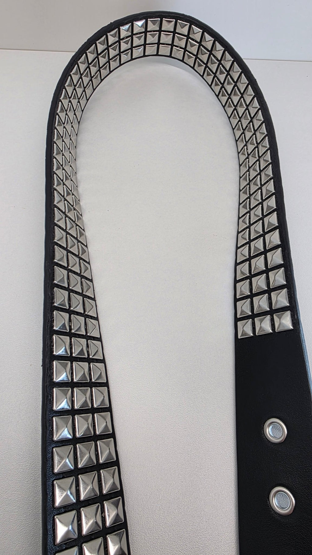 Ceinture noire robuste et épaisse, clous pyramidaux + 21 au bout - Metalvest