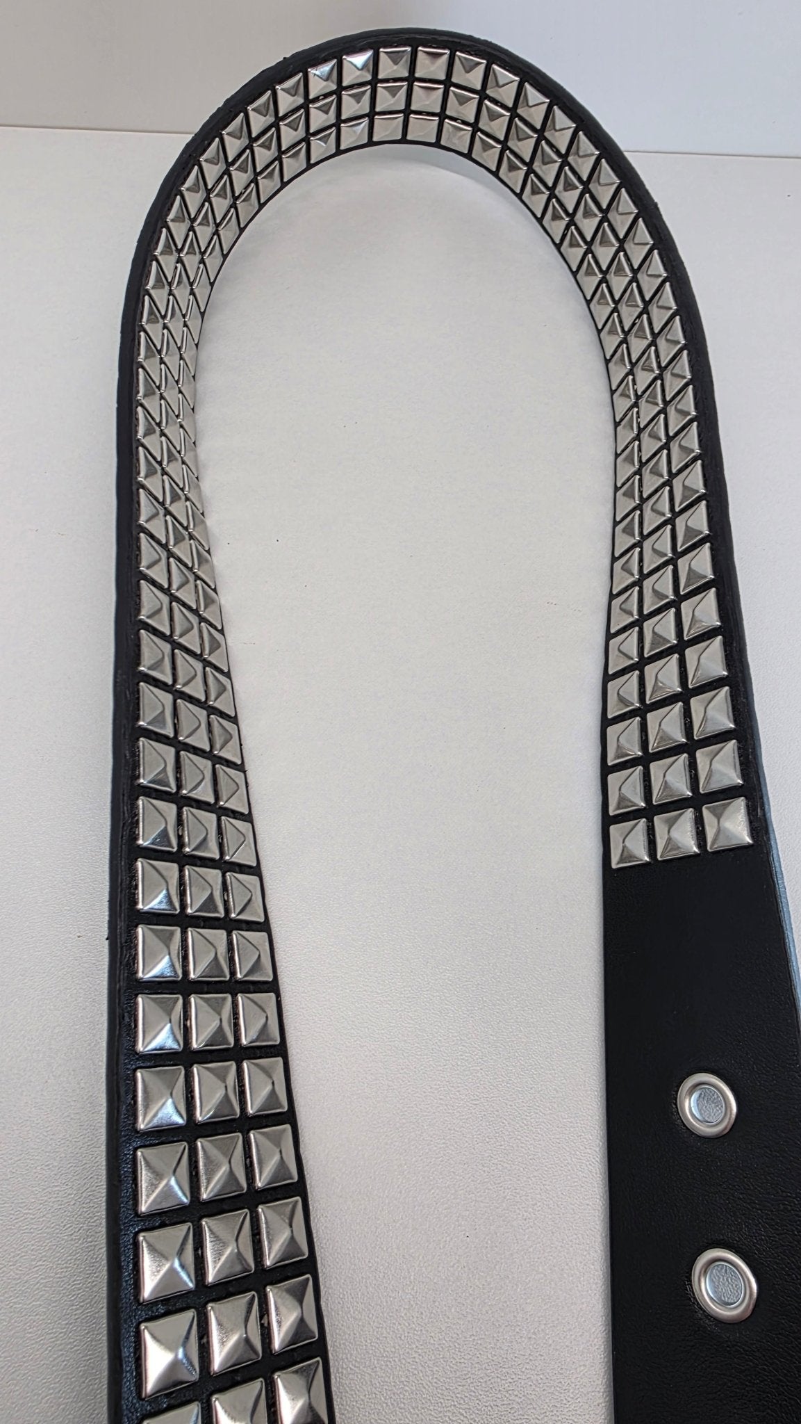Ceinture noire robuste et épaisse, clous pyramidaux + 21 au bout - Metalvest