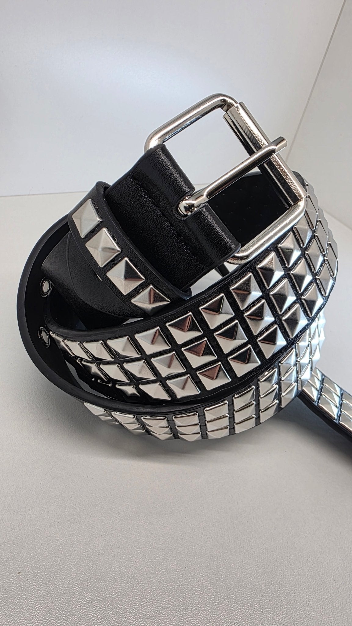 Ceinture noire robuste et épaisse, clous pyramidaux + 21 au bout - Metalvest