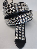 Ceinture noire robuste et épaisse, clous pyramidaux + 21 au bout - Metalvest