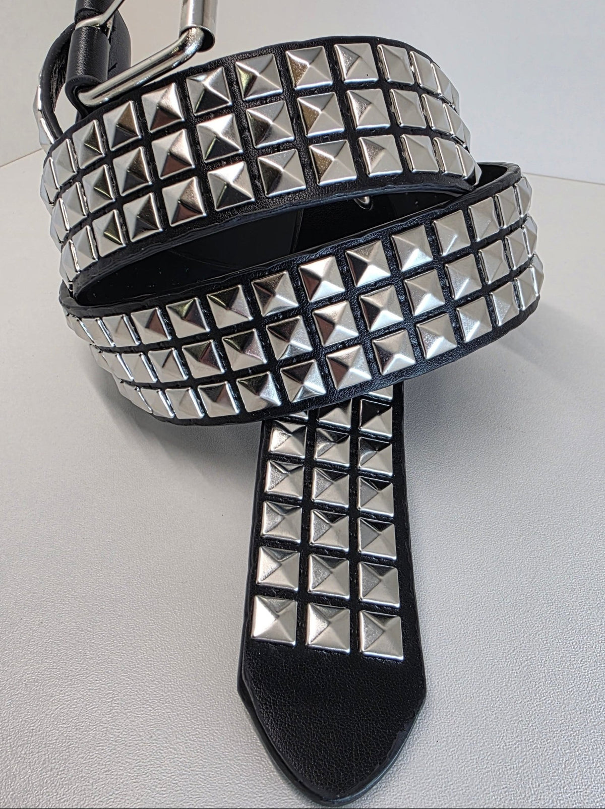 Ceinture noire robuste et épaisse, clous pyramidaux + 21 au bout - Metalvest