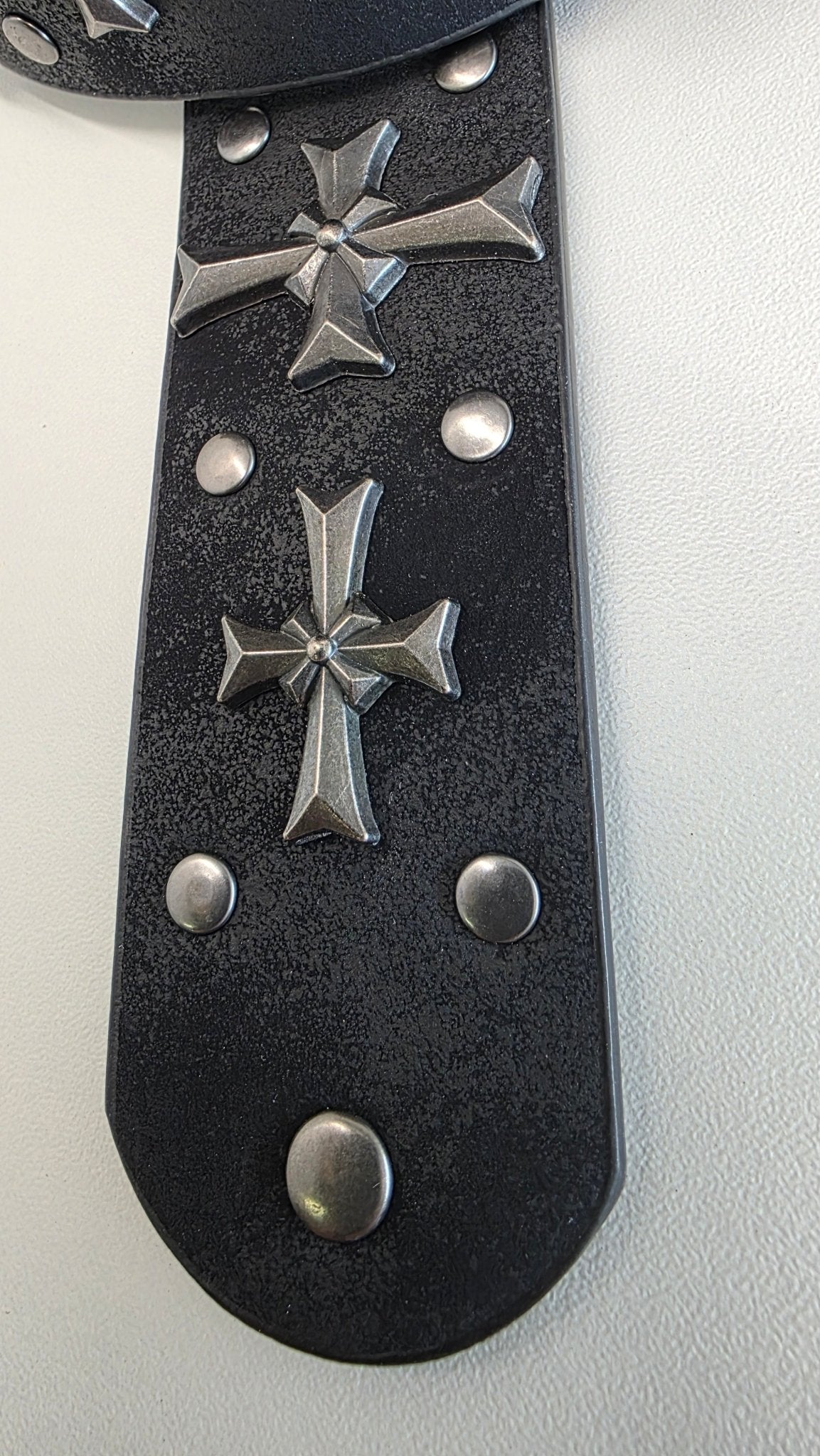 Ceinture noire robuste et épaisse, croix et clous rivetés - Metalvest