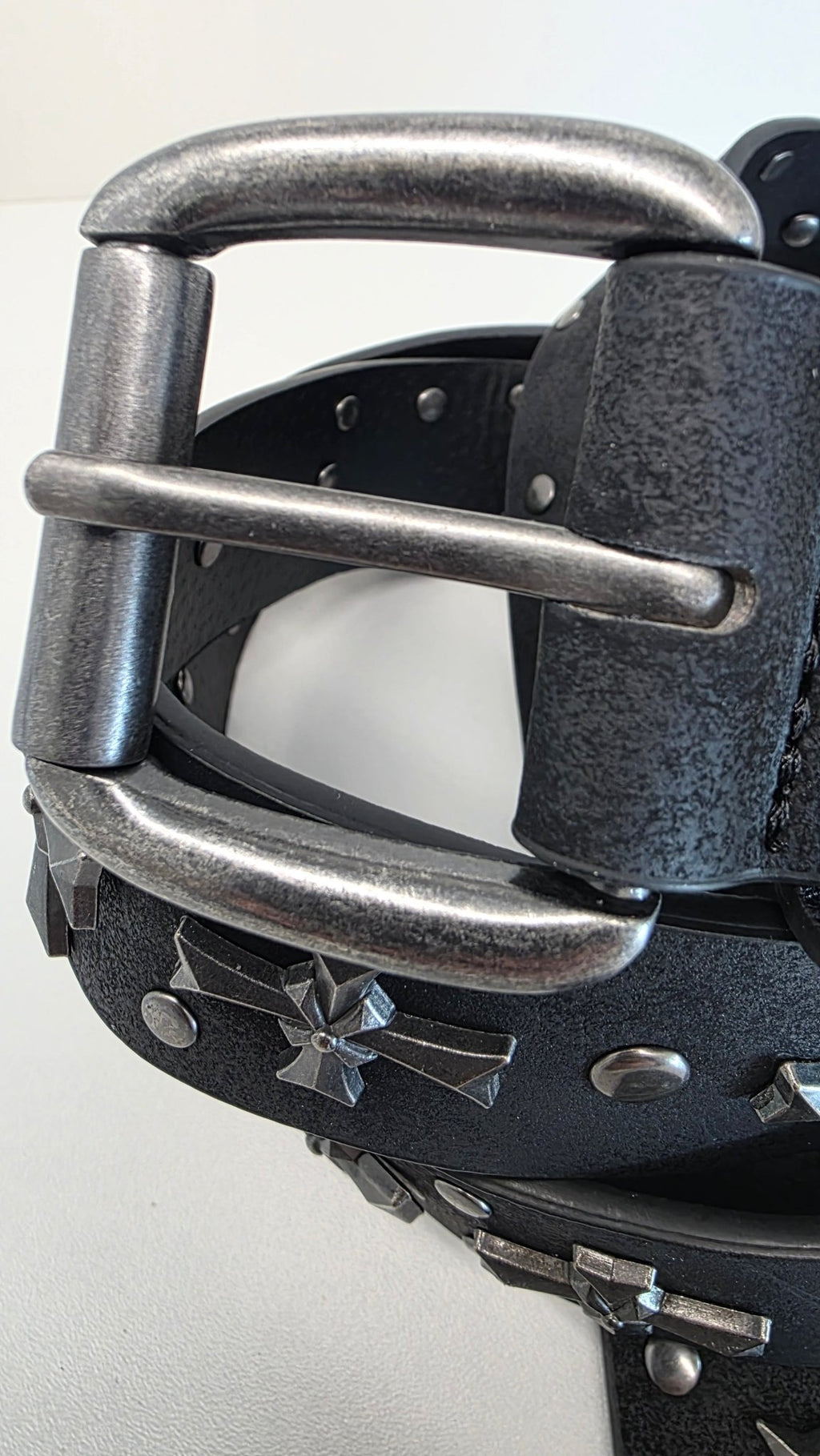 Ceinture noire robuste et épaisse, croix et clous rivetés - Metalvest