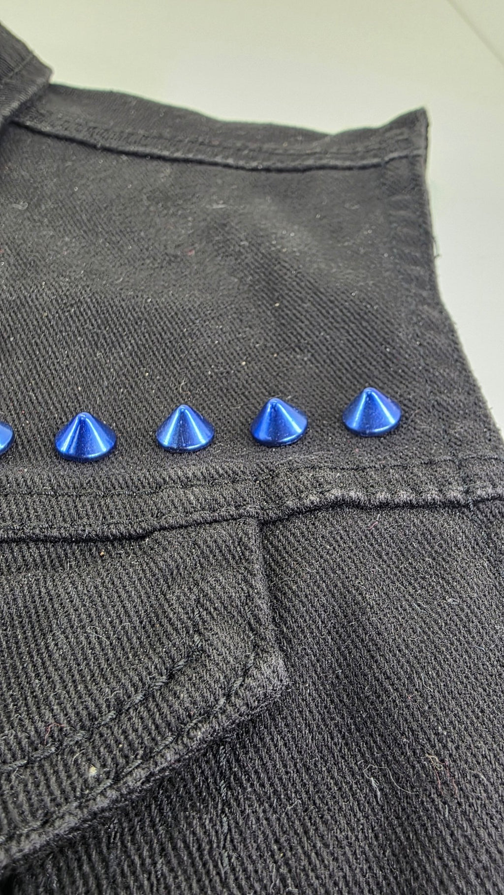 Lot de 10 pointes bleues brillantes 10x6 mm en alliage massif fixation à vis - Metalvest