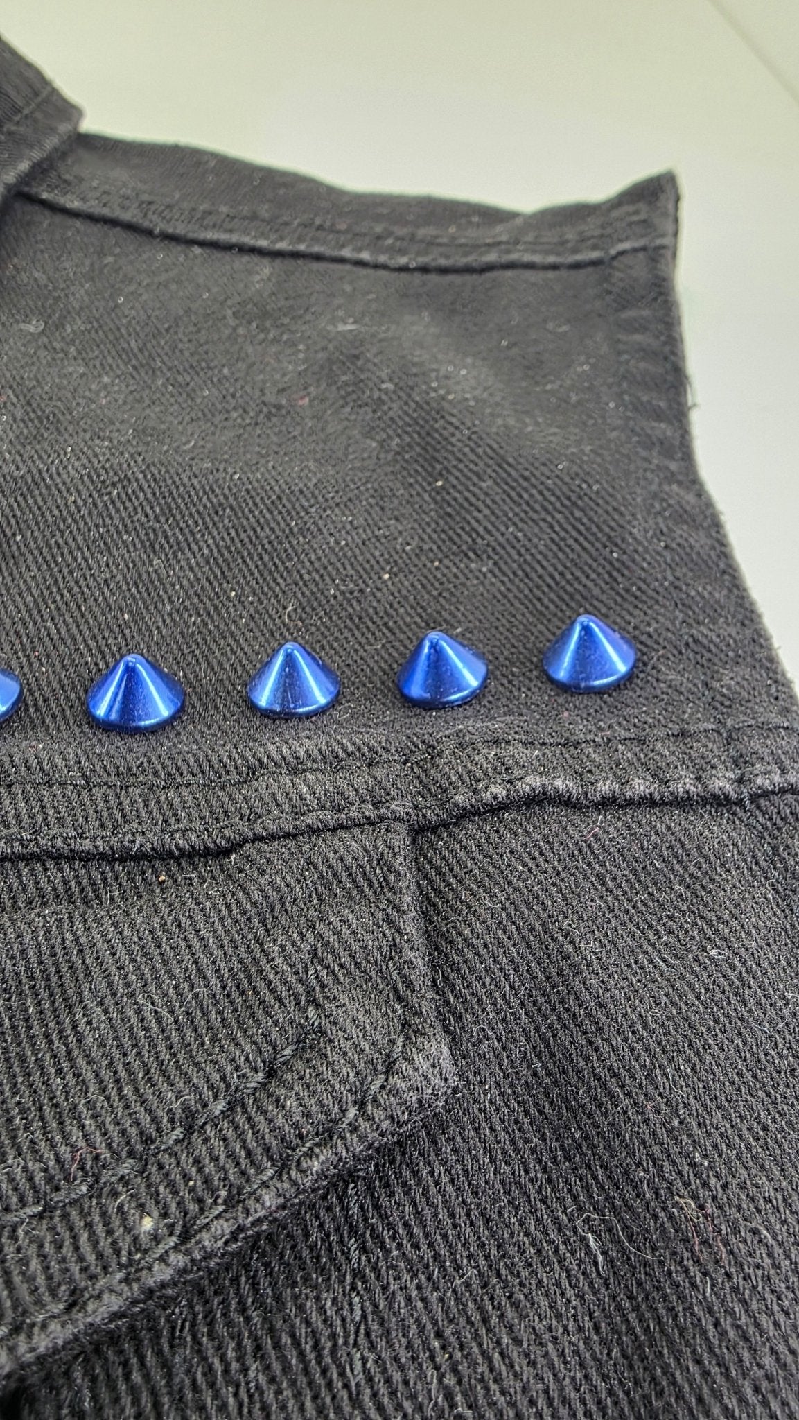Lot de 10 pointes bleues brillantes 10x6 mm en alliage massif fixation à vis - Metalvest