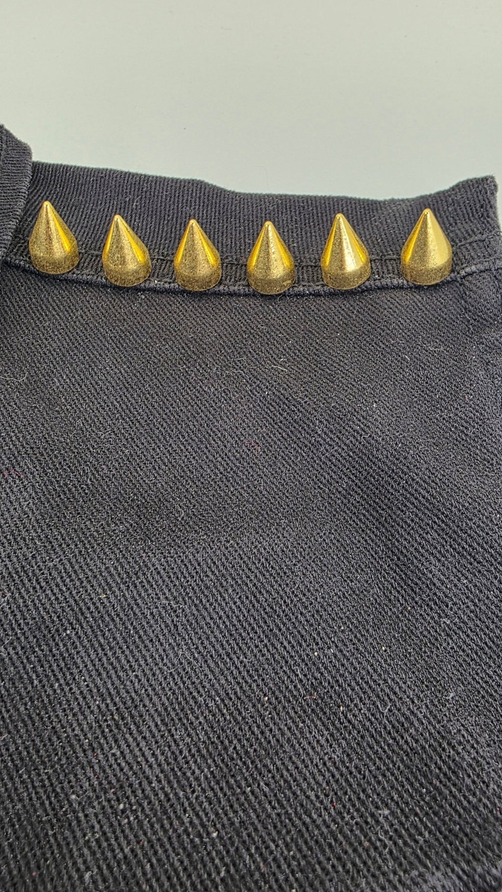 Lot de 10 pointes dorées brillantes 10x15 mm fixation à vis - Metalvest