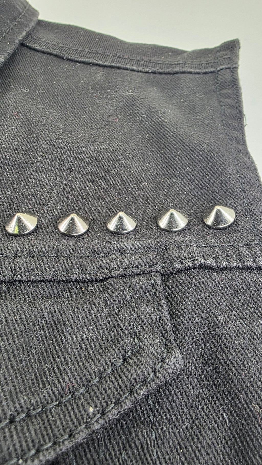 Lot de 10 pointes noires brillantes 10x5 mm en alliage massif fixation à vis - Metalvest