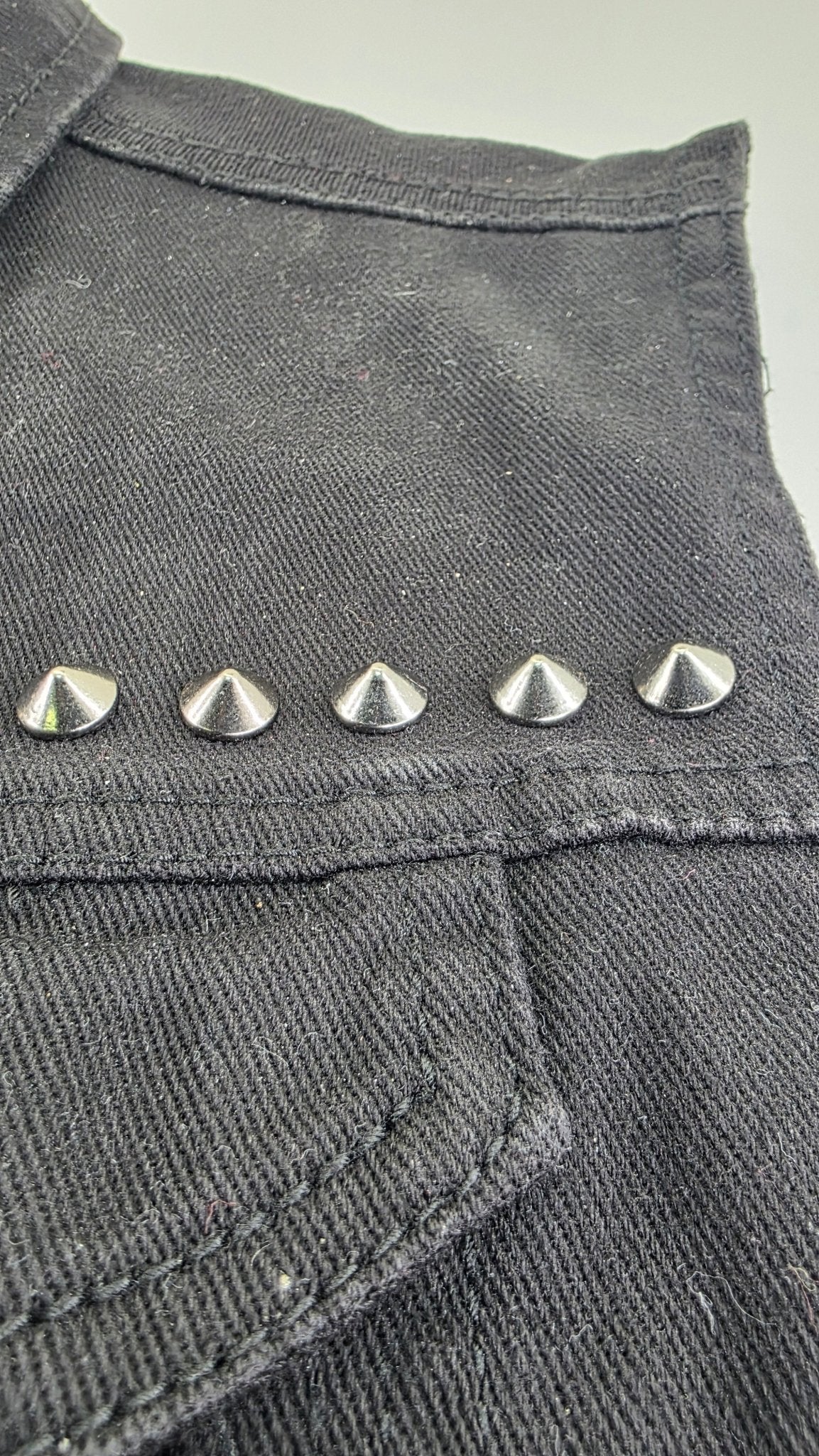 Lot de 10 pointes noires brillantes 10x5 mm en alliage massif fixation à vis - Metalvest