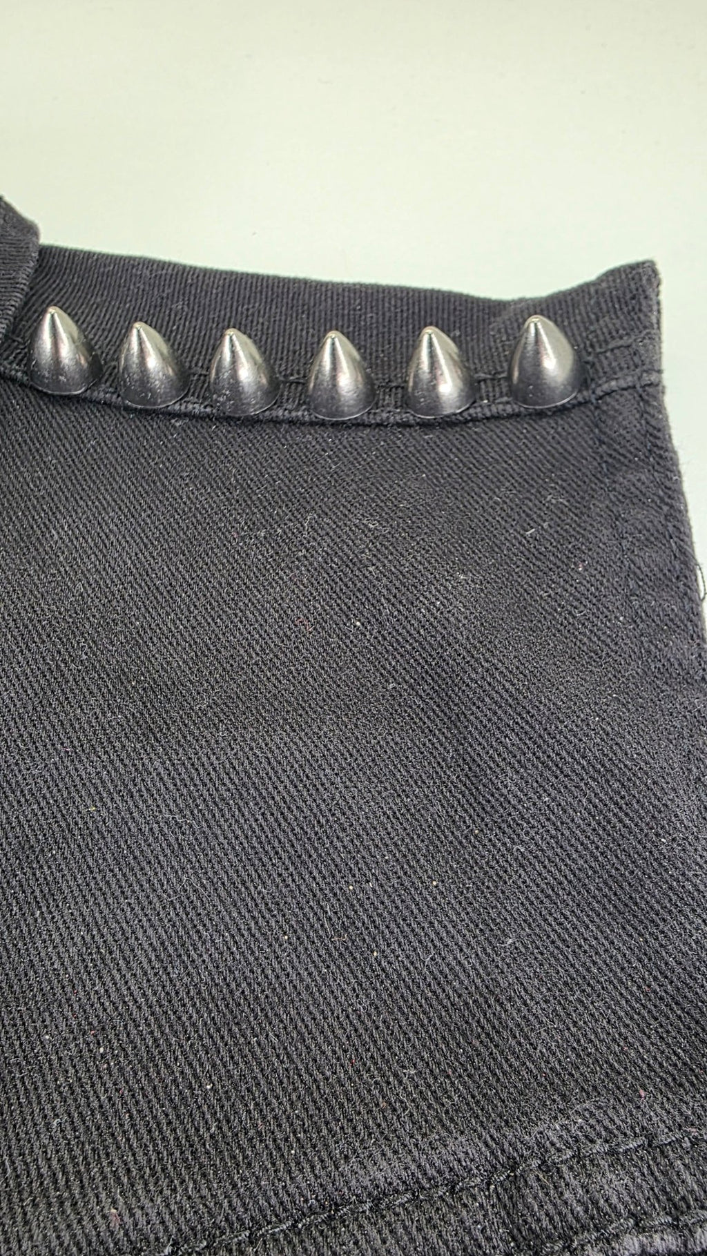 Lot de 10 pointes noires brillantes 12x12 mm fixation à vis - Metalvest