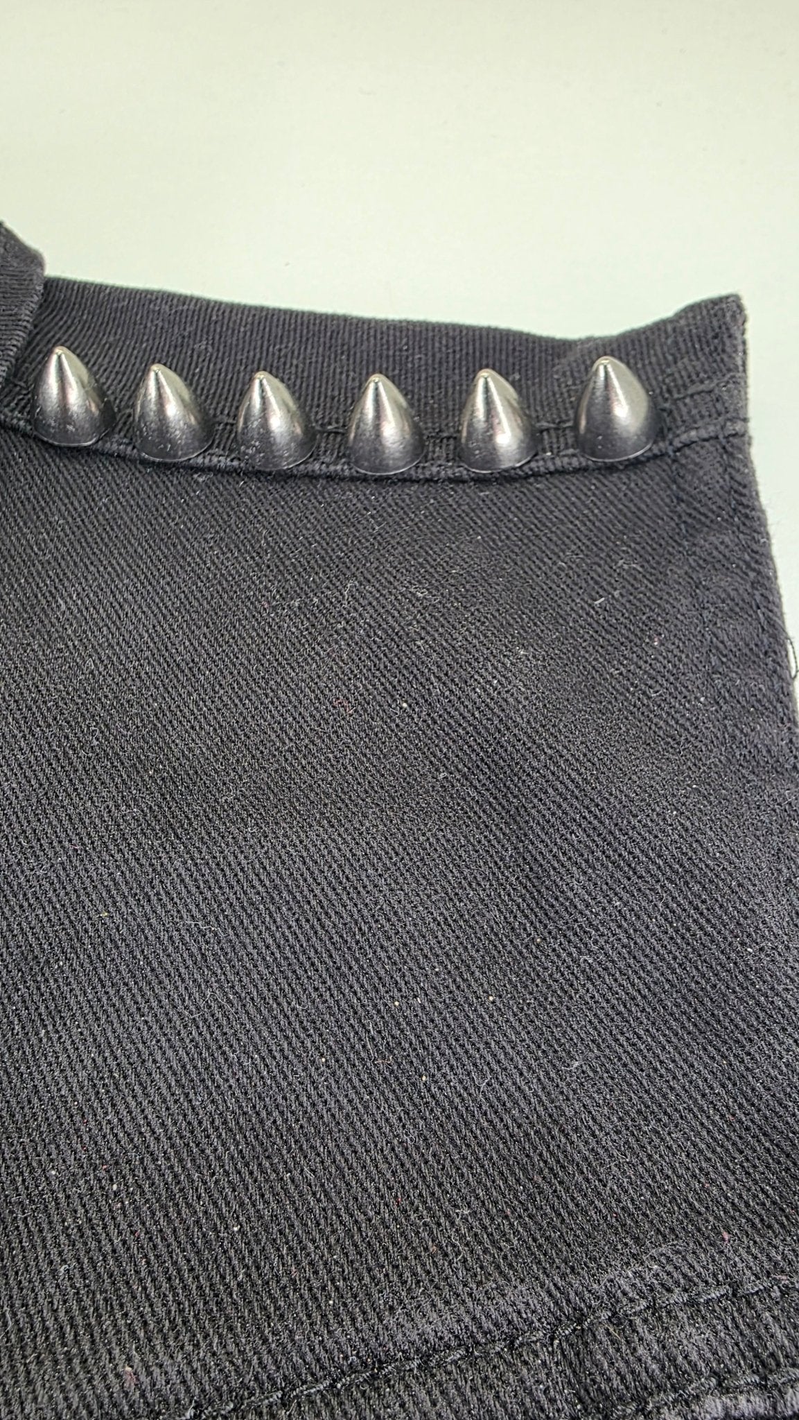 Lot de 10 pointes noires brillantes 12x12 mm fixation à vis - Metalvest