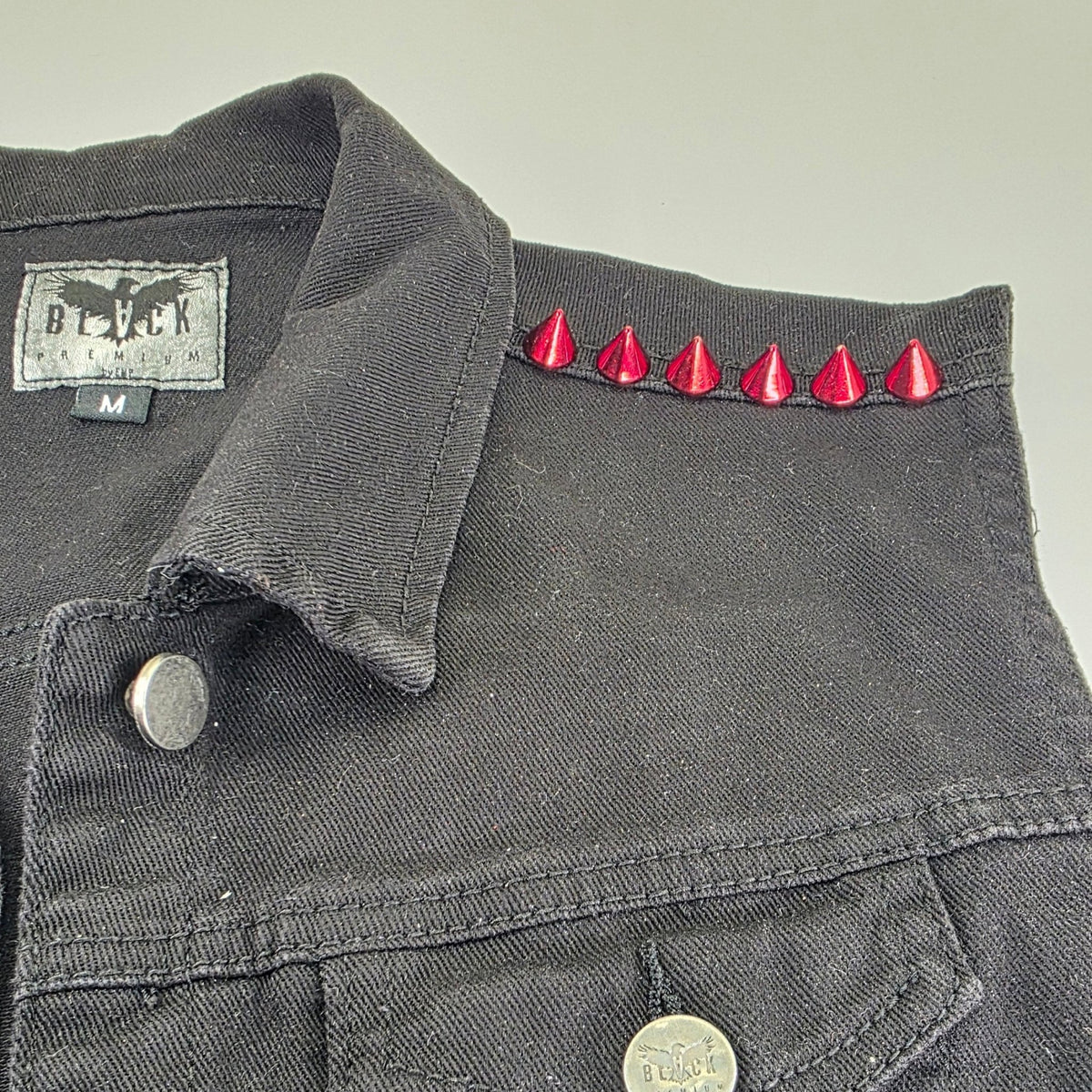 Lot de 10 pointes rouges brillantes 12x11 mm en alliage massif fixation à vis - Metalvest