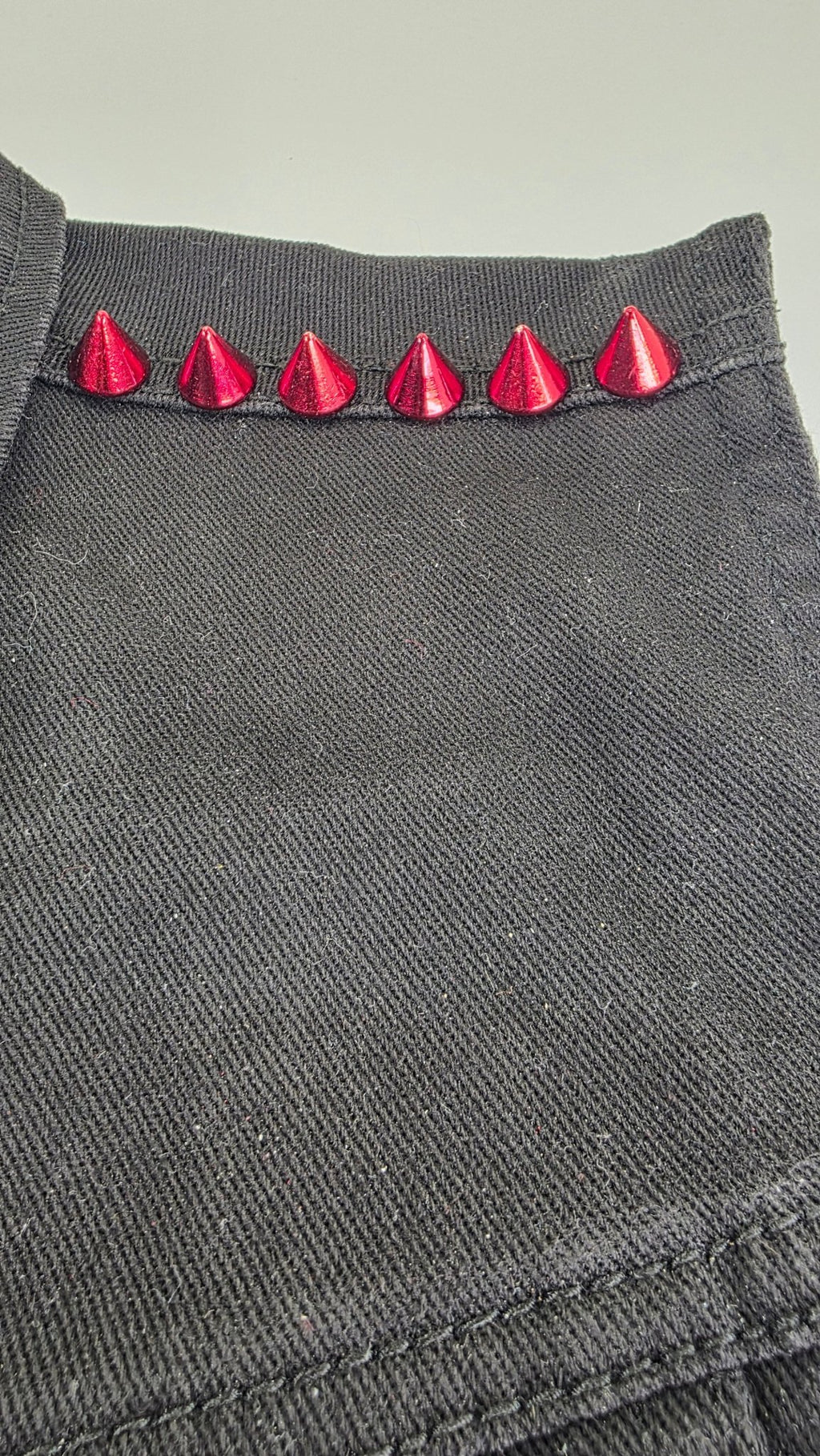 Lot de 10 pointes rouges brillantes 12x11 mm en alliage massif fixation à vis - Metalvest
