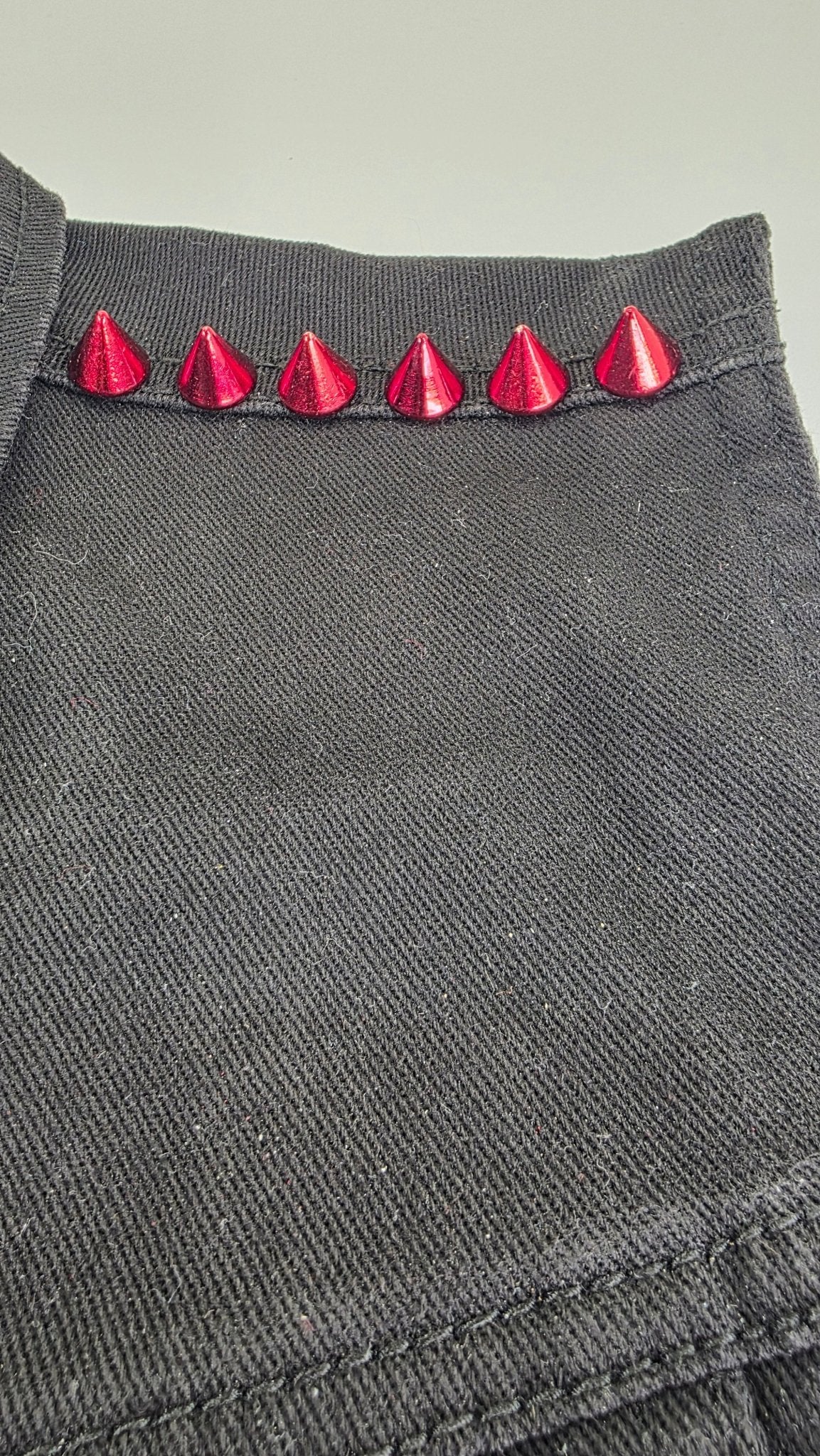 Lot de 10 pointes rouges brillantes 12x11 mm en alliage massif fixation à vis - Metalvest
