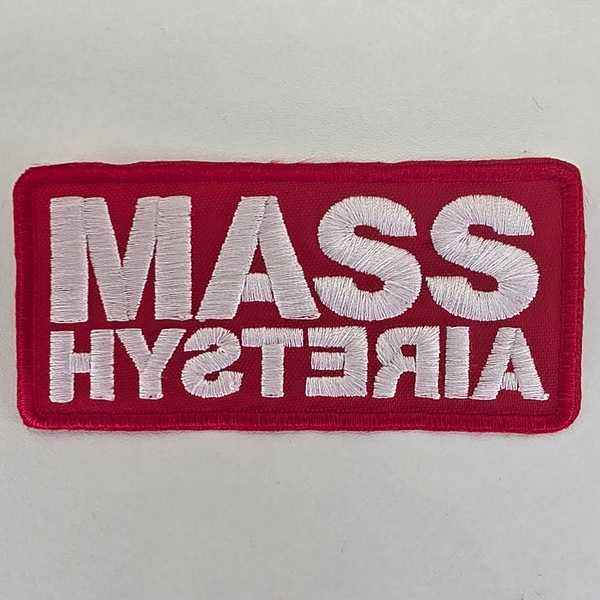 Patch Mass Hysteria Blanc Et Rouge Fond Rouge - Metalvest