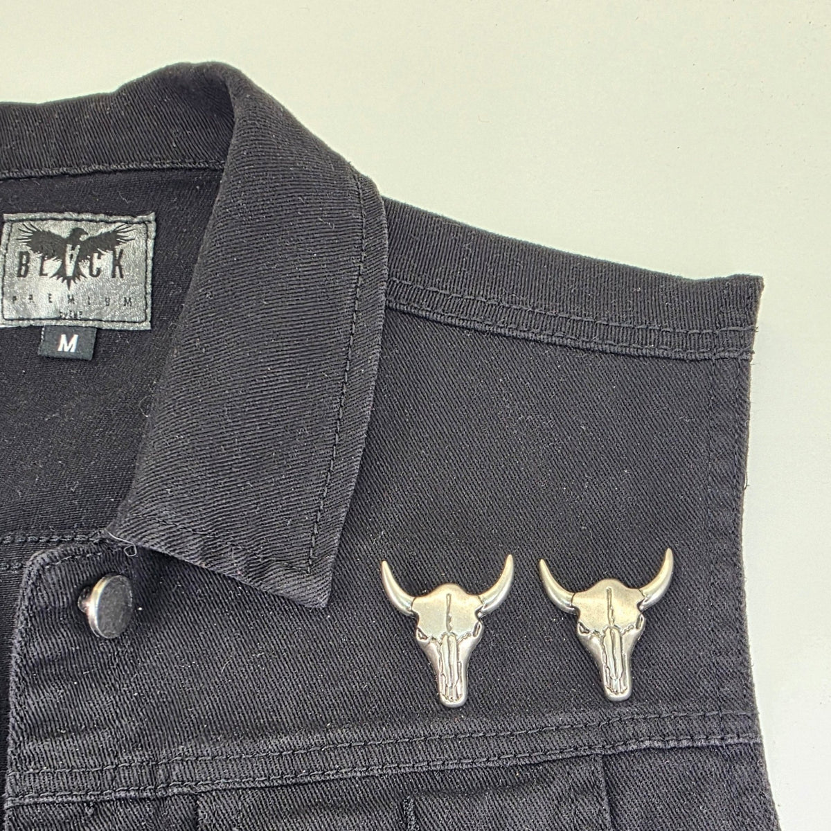 Tête de bison argentée brillante de 35x40 mm - fixation à vis - Metalvest