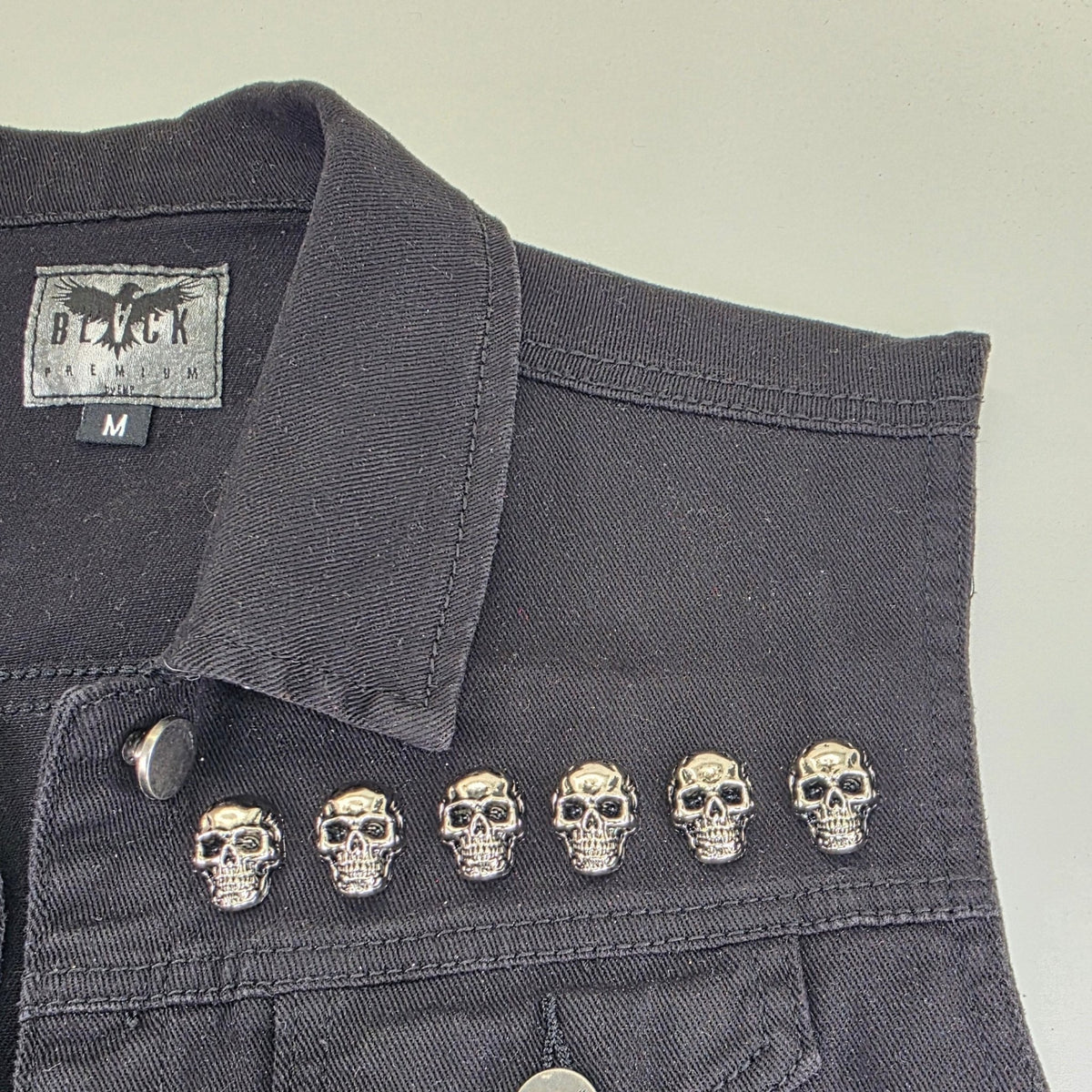 Tête de mort argentée brillante de 25x18 mm - fixation à vis - Metalvest